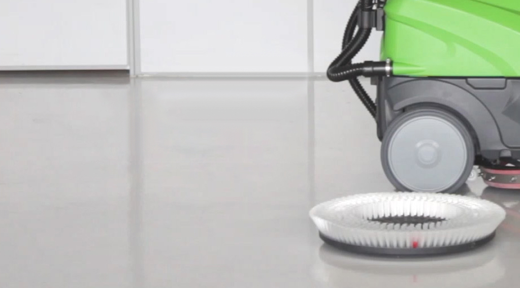 Escova: feita de cerdas de nylon, serve para limpar pisos ásperos ou com pequenas deformidades.