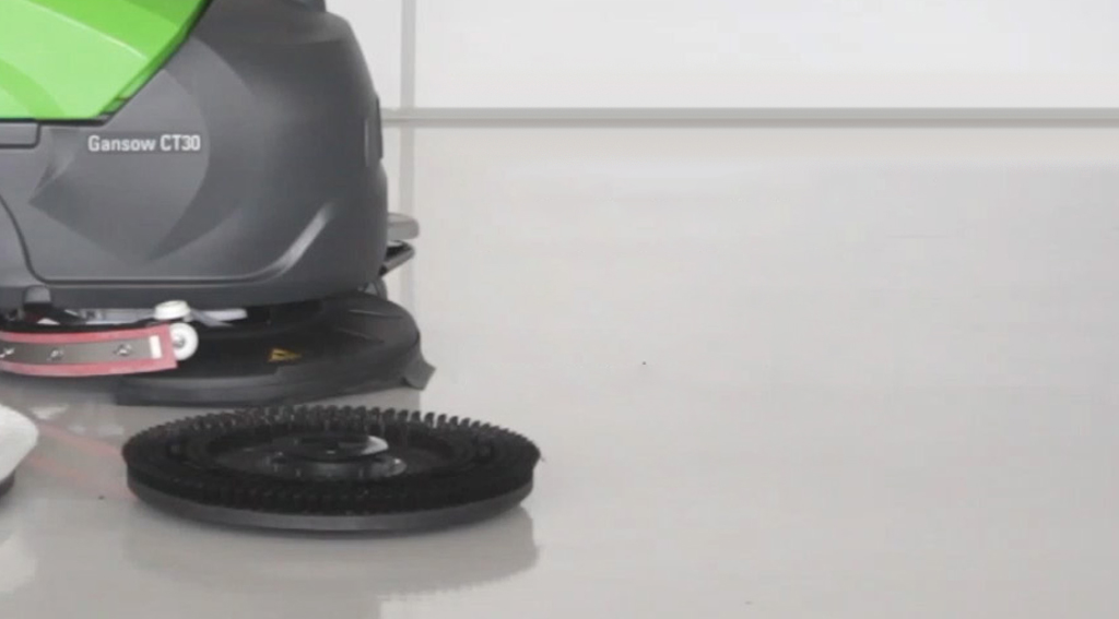 Suporte para disco possui uma flange central para encaixe do disco de limpeza. As cerdas de nylon servem apenas para apoiar o disco, e não entram em contato com o piso.
